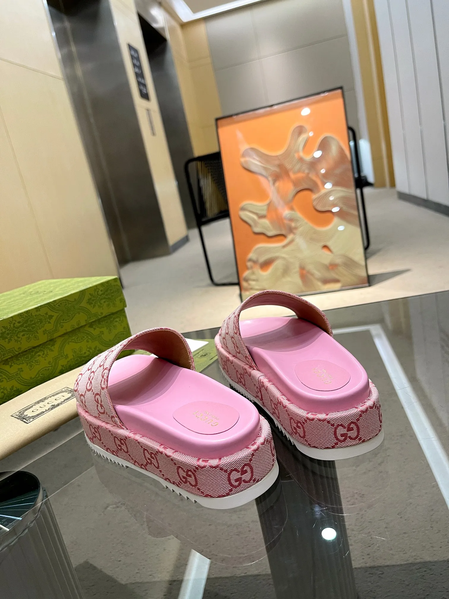 👟👟Ex-factory price 400👟👟 Shipped throughout the year, 200 colors] Gucci’s latest limited edition thick-soled slippers. Top quality for sale. Purchase genuine product for development. The material and workmanship are consistent with the original. Upper: original special printing process. Lining: dyed sheepskin. Outsole: Italian private model outsole. Size: 35-43M standard size. 41, 42, 43 are also customized and cannot be returned. Sole thickness: 5.5cm. Forefoot 4cm.